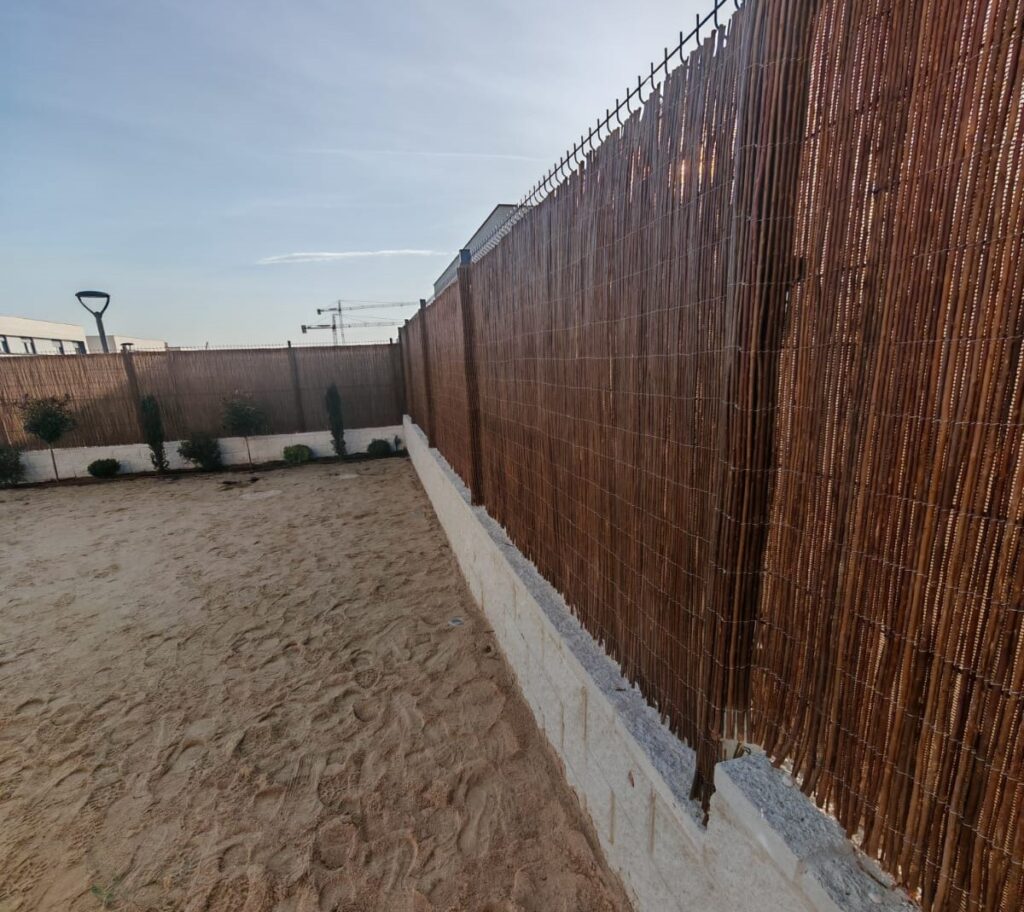 Cómo colocar un cañizo de ocultación para embellecer tu jardín